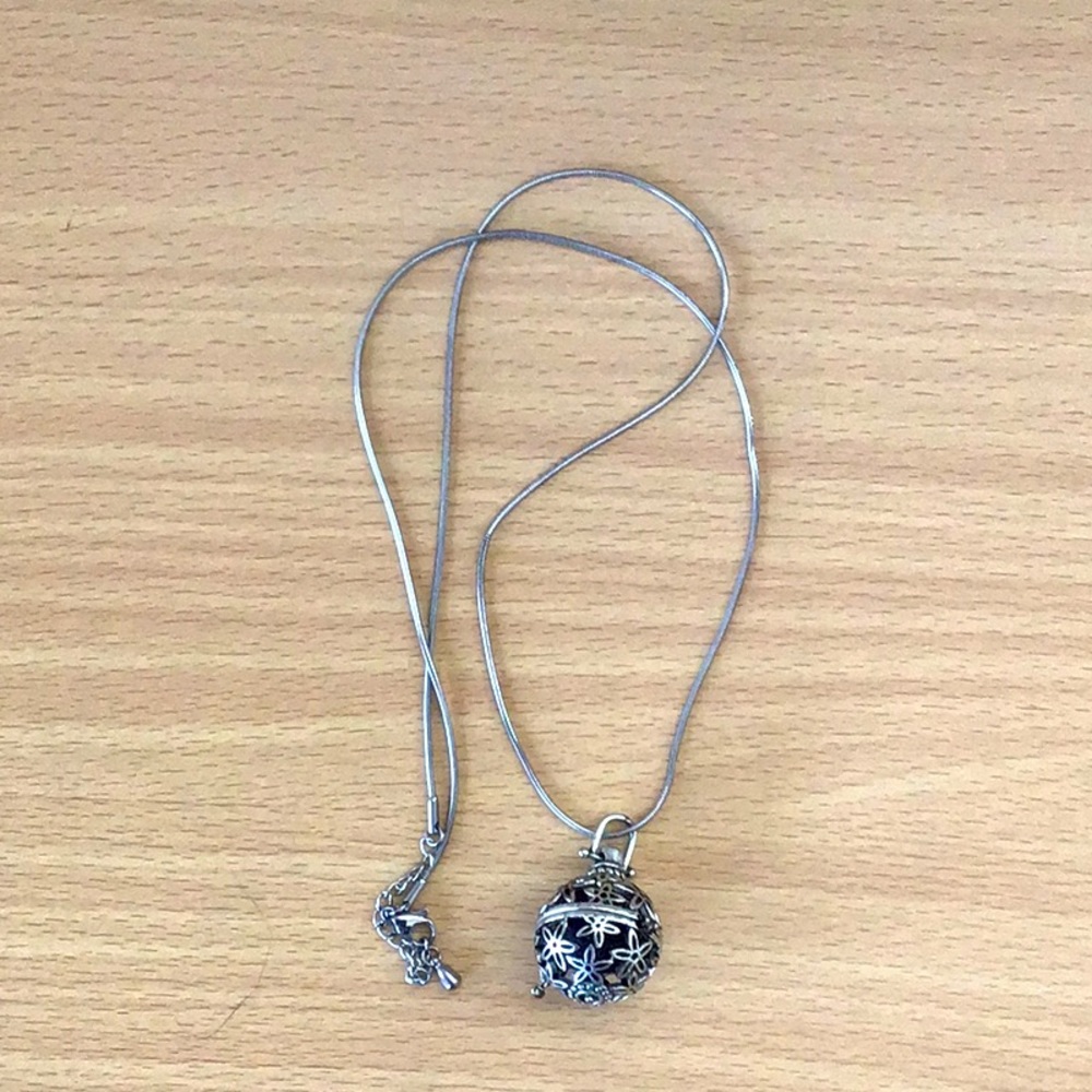 Essential oil diffuser necklace - Picture 2 of 2